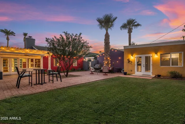 a view of a backyard