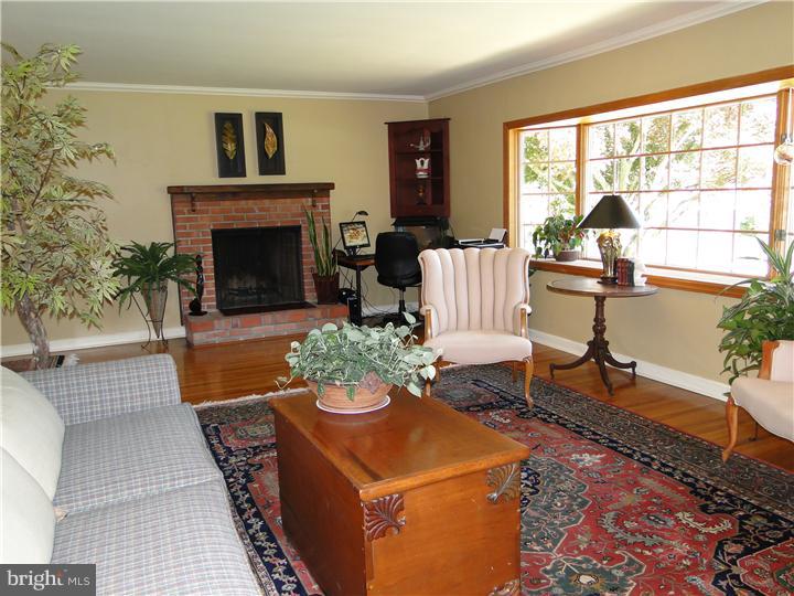 1175 Thomas Road Wayne, PA 19087 - Photo 5 of 23 Living Room