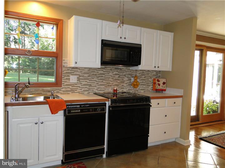 1175 Thomas Road Wayne, PA 19087 - Photo 10 of 23 Kitchen