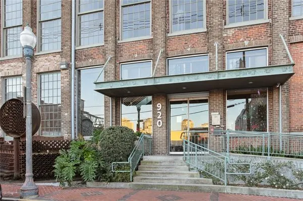 $2,300 | 920 Poeyfarre Street, Unit 425, New Orleans, LA 70130