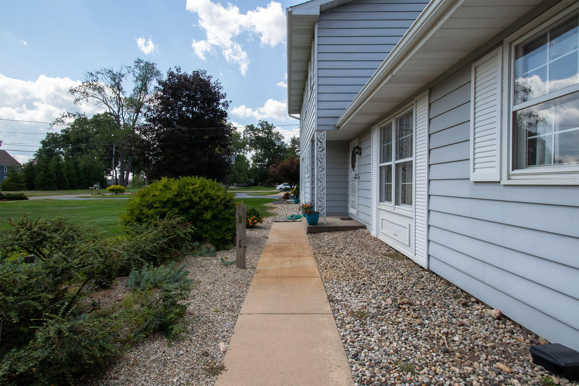 154 Jennings Road Battle Creek, MI 49015 - Photo 3 of 30 Front Walk
