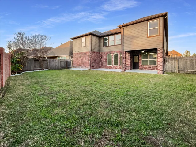 a view of a house with backyard and garden