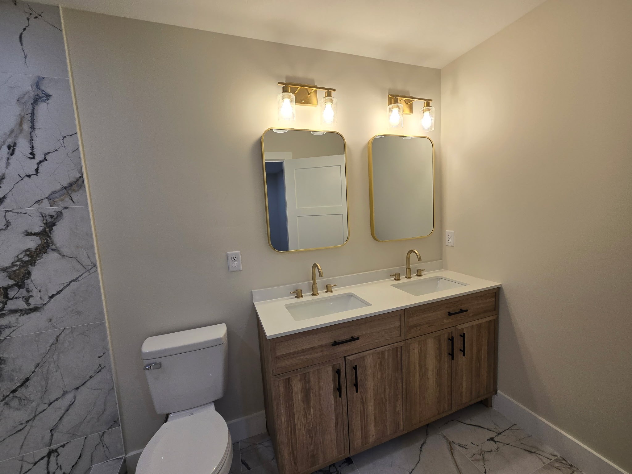 841 Lucas Road Dickson, TN 37055 - Photo 14 of 21 a bathroom with a toilet sink and mirror