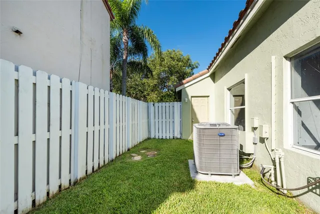 $685,000 | 171 Bayridge Lane, Weston, FL 33326