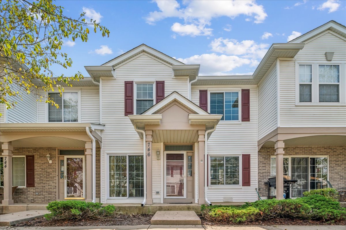 746 County Line Road Aurora, IL 60502 - Photo 1 of 16 front view of a house with a yard