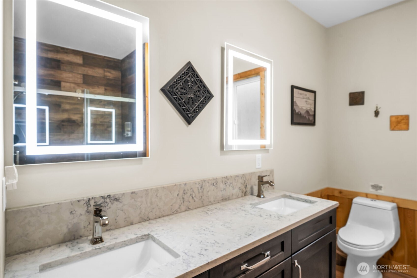 11650 Eagle Creek Road Leavenworth, WA 98826 - Photo 16 of 38 a bathroom with a toilet a sink and mirror