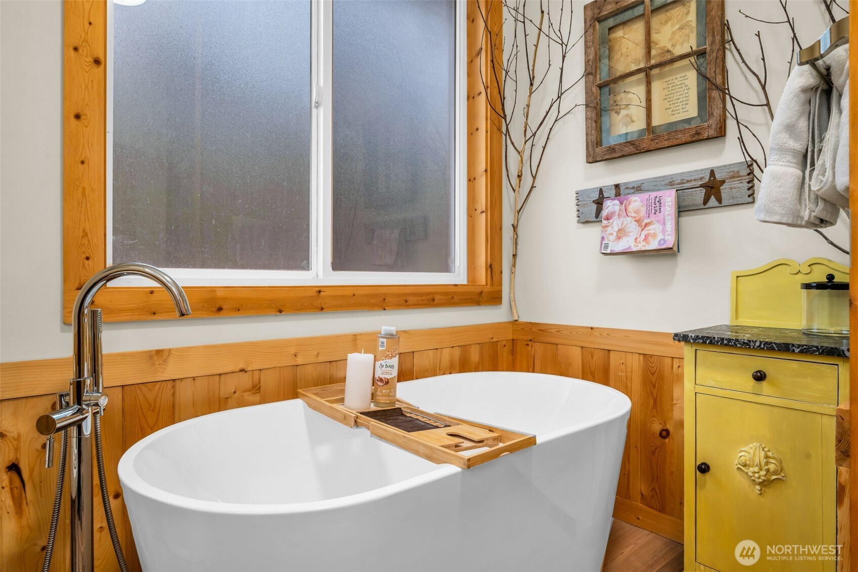 11650 Eagle Creek Road Leavenworth, WA 98826 - Photo 18 of 38 a bathroom with a sink and a bathtub