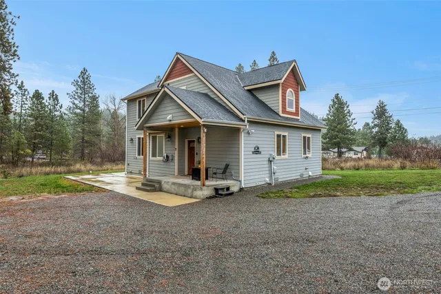 a view of a house with backyard and garden