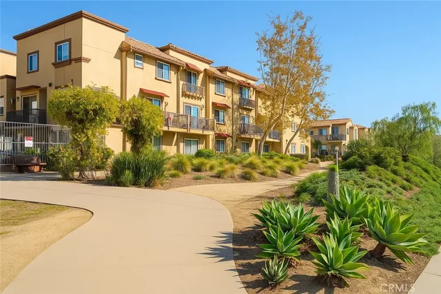 $4,800 | 2700 East Chaucer Street, Unit 2, Los Angeles, CA 90065