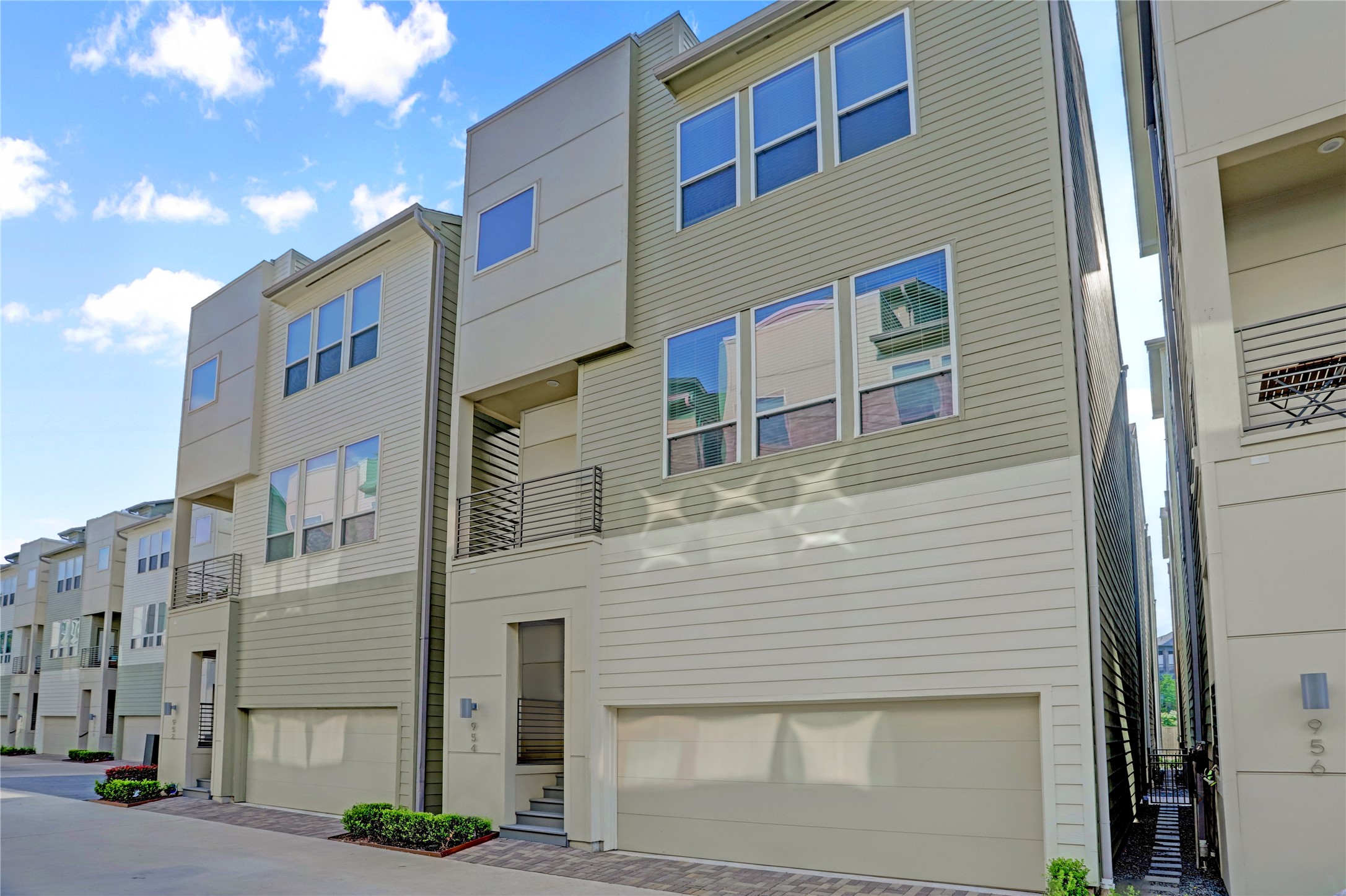 954 West 18th Street Houston, TX 77008 - Photo 1 of 30 Welcome home to this contemporary City Side design in the gated Shady Acres Gardens community; located in the Greater Heights area, minutes from Downtown Houston and near endless premier shopping, dining and entertainment.