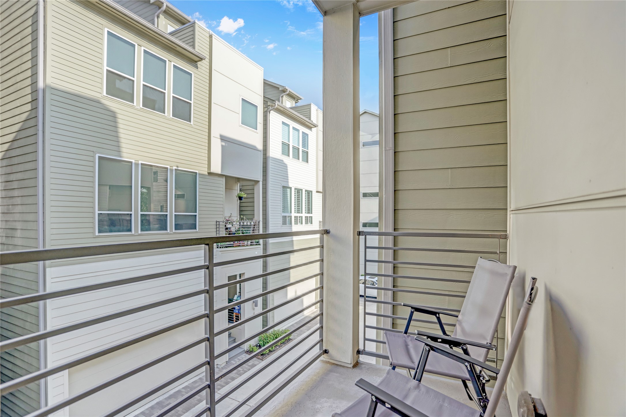 954 West 18th Street Houston, TX 77008 - Photo 11 of 30 Enjoy your morning coffee and the fresh air on your private balcony, with views of the lovely neighborhood.