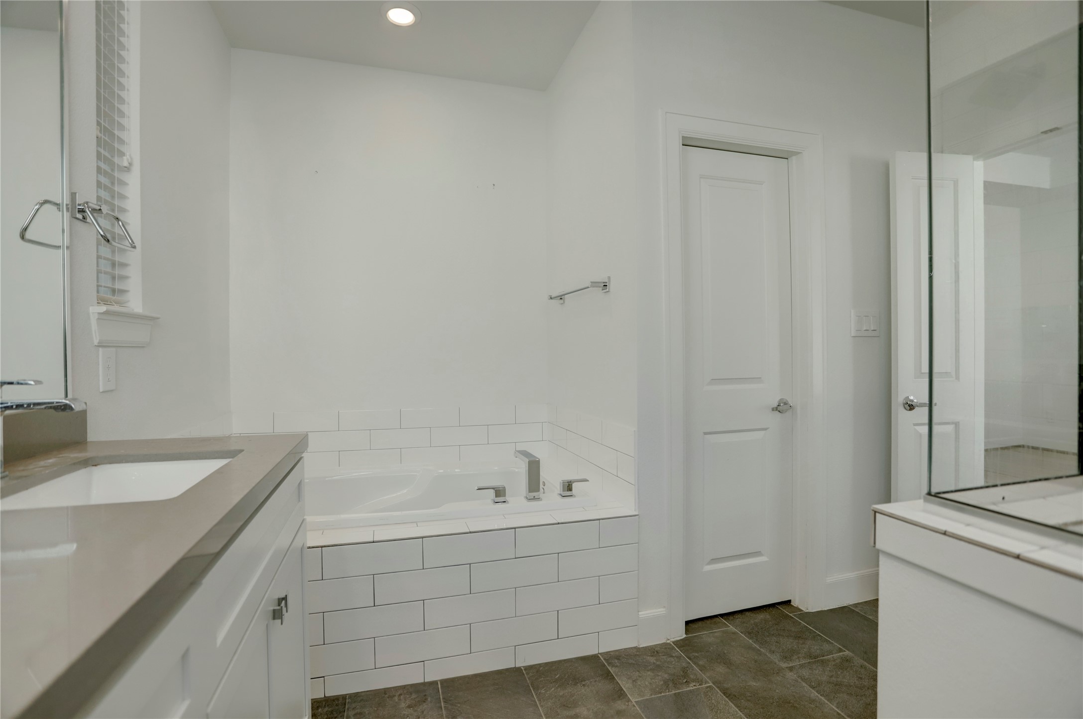 954 West 18th Street Houston, TX 77008 - Photo 17 of 30 Relax after a long day in the garden tub, with an easy-to-clean tile surround.