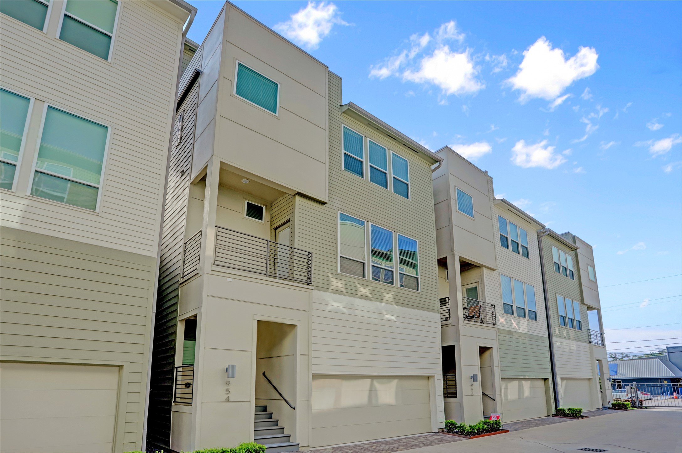 954 West 18th Street Houston, TX 77008 - Photo 2 of 30 Inside the 2,204 sq.ft. design you will find 3 bedrooms and 3 1/2 bathrooms, plus a versatile bonus space/study, open-concept family room, rooftop deck and more.