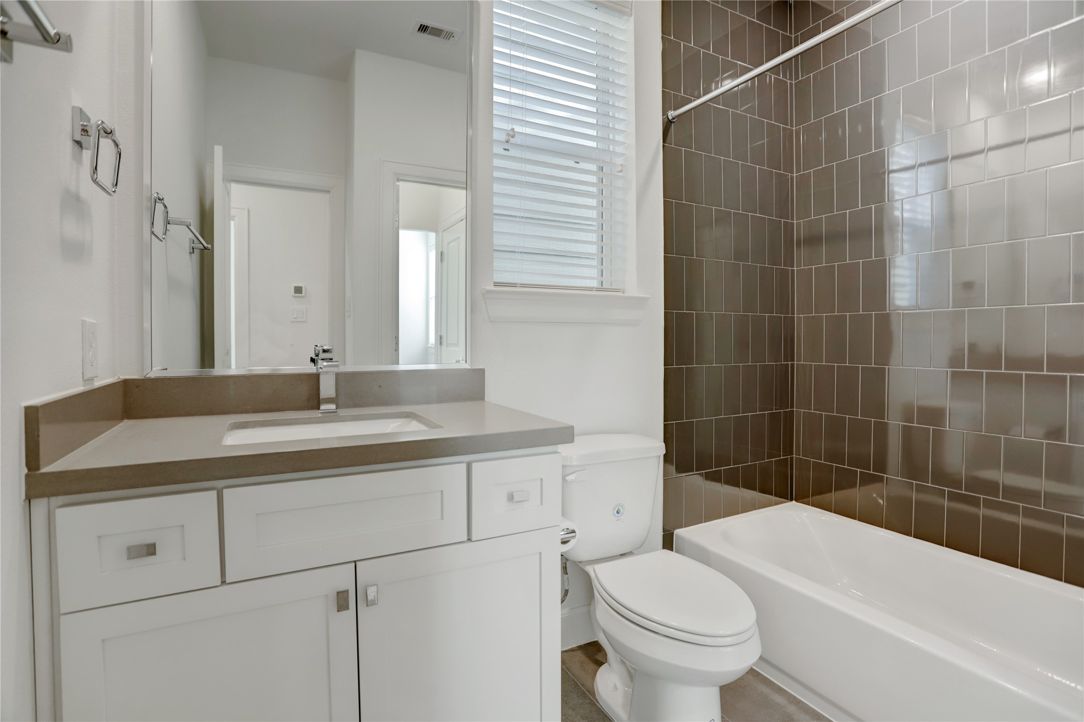 954 West 18th Street Houston, TX 77008 - Photo 21 of 30 The second full bathroom features a versatile tub/shower combo with custom tile surround, which is ideal for all ages.