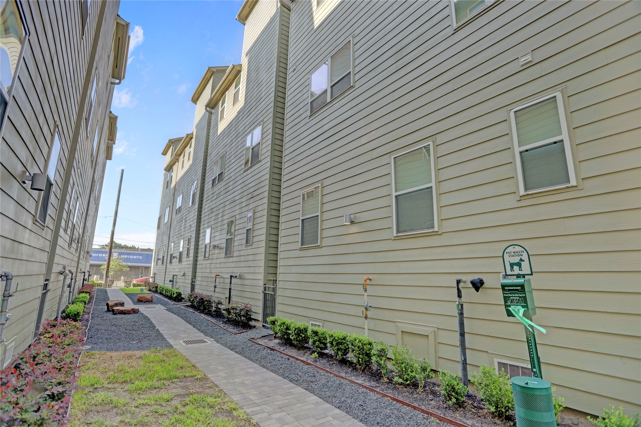 954 West 18th Street Houston, TX 77008 - Photo 27 of 30 Enjoy a brisk walk from your home to nearby bars, breweries, shops, parks and more.