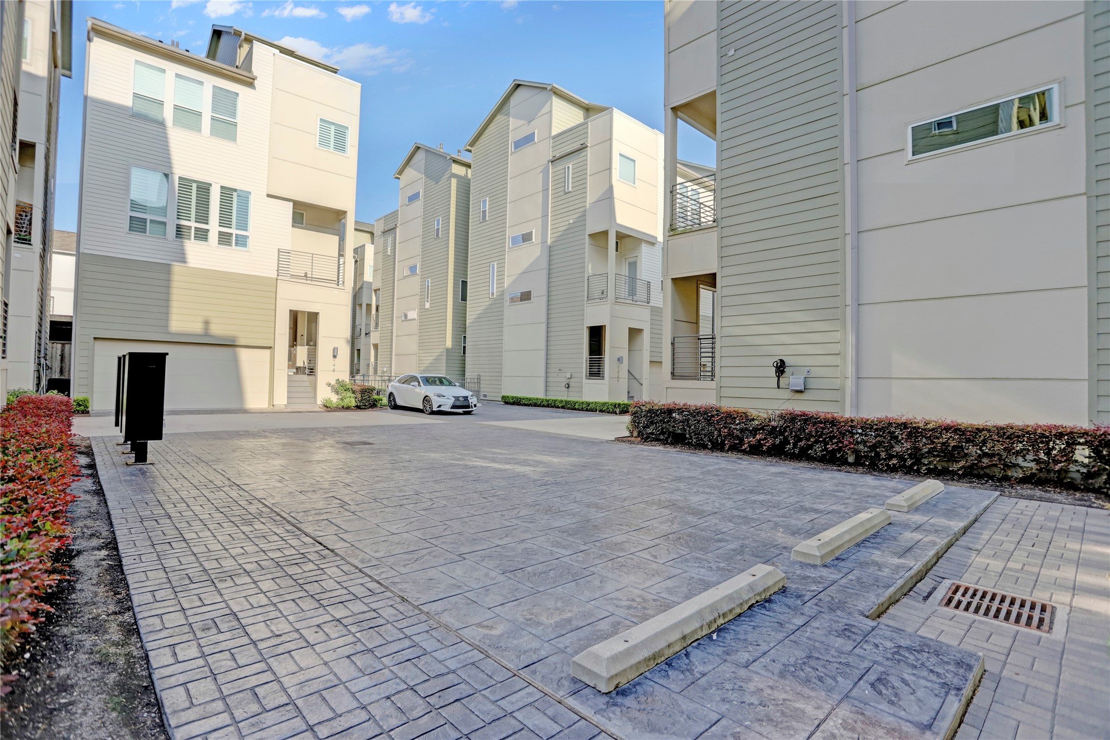 954 West 18th Street Houston, TX 77008 - Photo 28 of 30 In addition to your private 2-car garage, ample guest parking is ideally nearby.