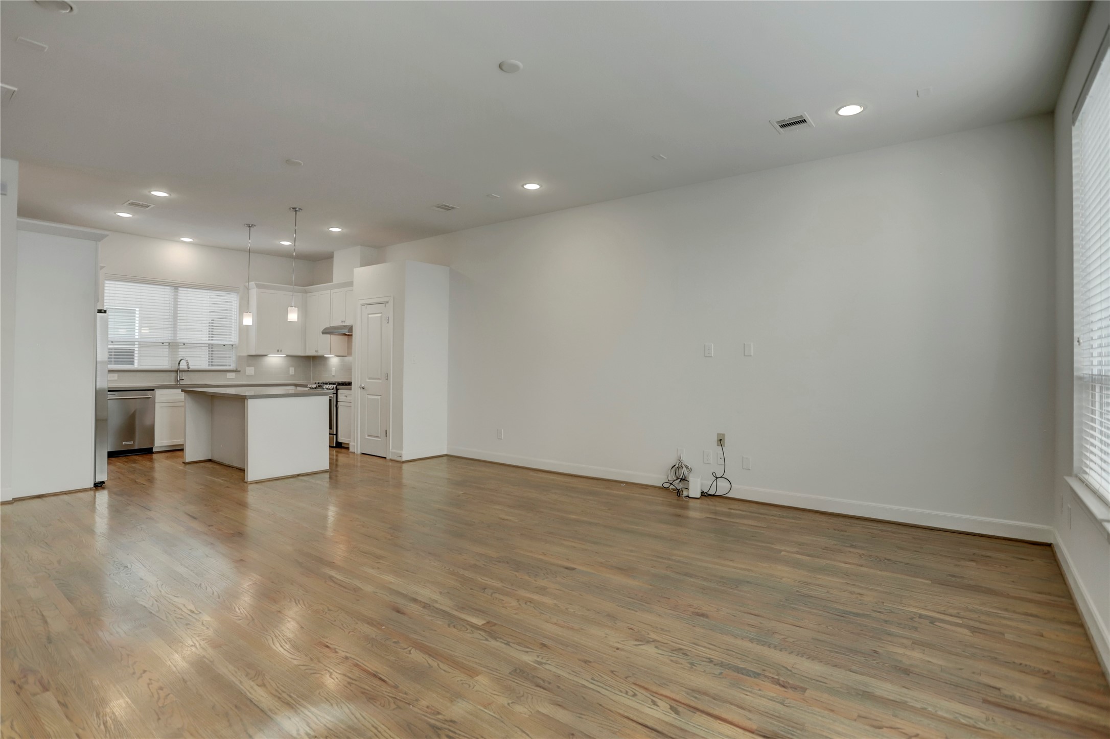 954 West 18th Street Houston, TX 77008 - Photo 8 of 30 The spacious main living areas can easily accommodate a 6 or more person dining table, large sectional, and whatever else your heart desires.