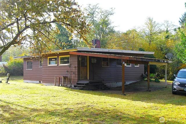 a view of a house with a yard