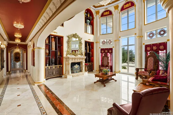 a view of entryway with a front door