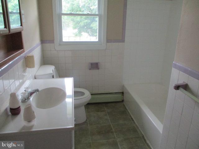 945 Maple Lane Hanover, PA 17331 - Photo 1 of 11 Bath