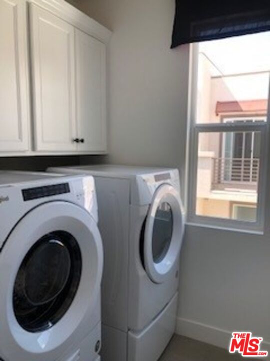 527 Daniel Freeman Circle Inglewood, CA 90301 - Photo 19 of 36 a utility room with dryer and washer