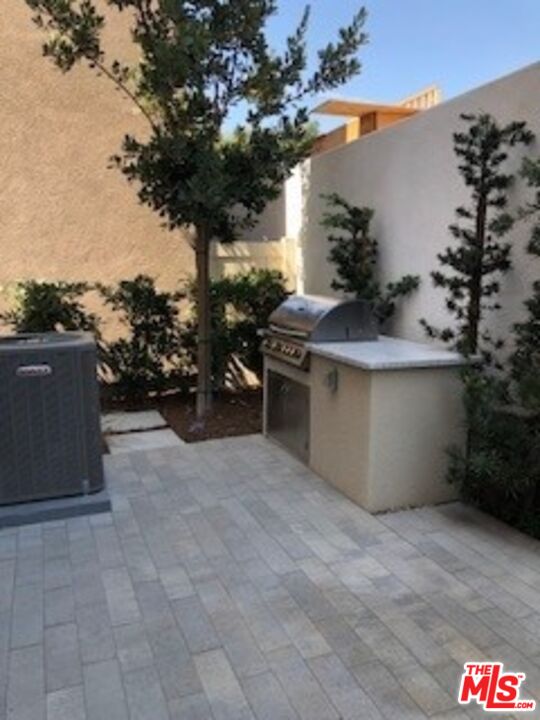 527 Daniel Freeman Circle Inglewood, CA 90301 - Photo 4 of 36 a view of outdoor space and yard