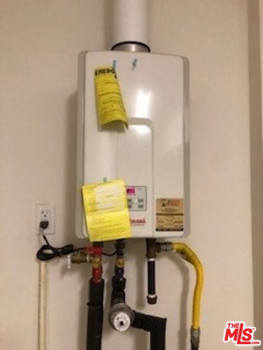 527 Daniel Freeman Circle Inglewood, CA 90301 - Photo 35 of 36 a bathroom with a sink and a mirror