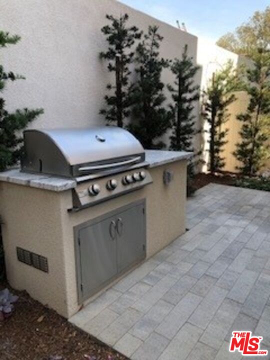 527 Daniel Freeman Circle Inglewood, CA 90301 - Photo 5 of 36 a view of a fireplace with plants