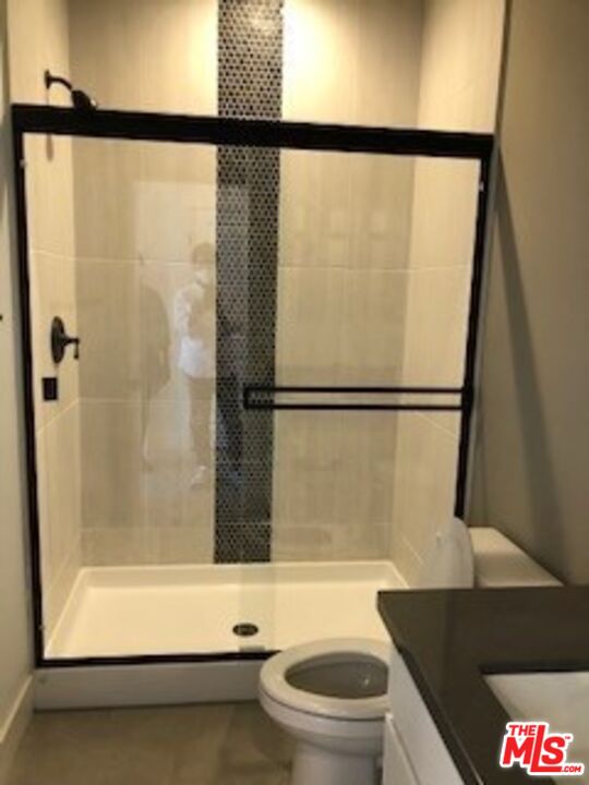 527 Daniel Freeman Circle Inglewood, CA 90301 - Photo 8 of 36 a bathroom with a bathtub and a shower