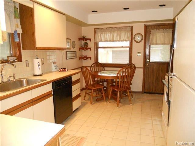 1985 Severn Road Grosse Pointe, MI 48236 - Photo 8 of 22 1985 severn 006.jpg
