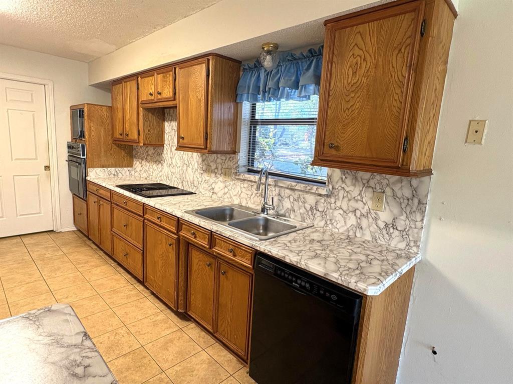27 Sundown Trail Star Harbor, TX 75148 - Photo 10 of 32 a kitchen with stainless steel appliances granite countertop a sink stove and cabinets