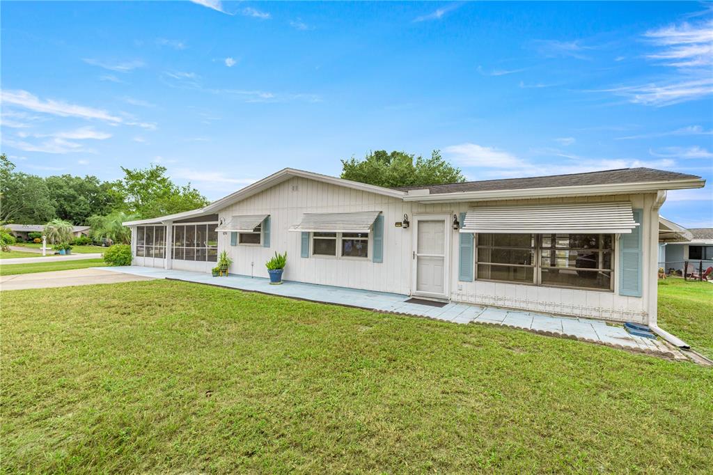 9230 Southwest 101st Lane Ocala, FL 34481 - Photo 5 of 31 a front view of house with yard and green space