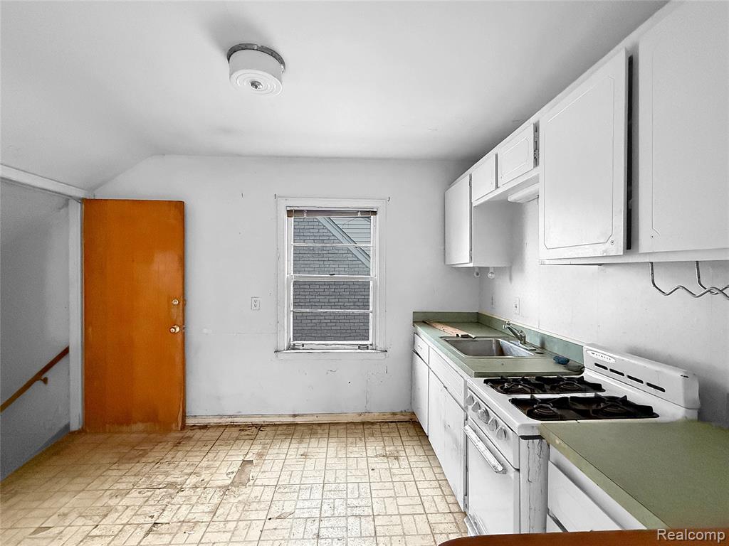 1768 Hampton Road Grosse Pointe Woods, MI 48236 - Photo 15 of 46