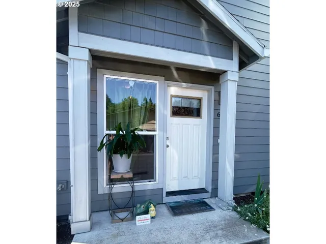 $320,000 | 611 Southeast 142nd Avenue, Unit B, Portland, OR 97233