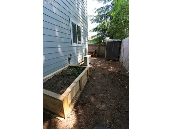 $320,000 | 611 Southeast 142nd Avenue, Unit B, Portland, OR 97233