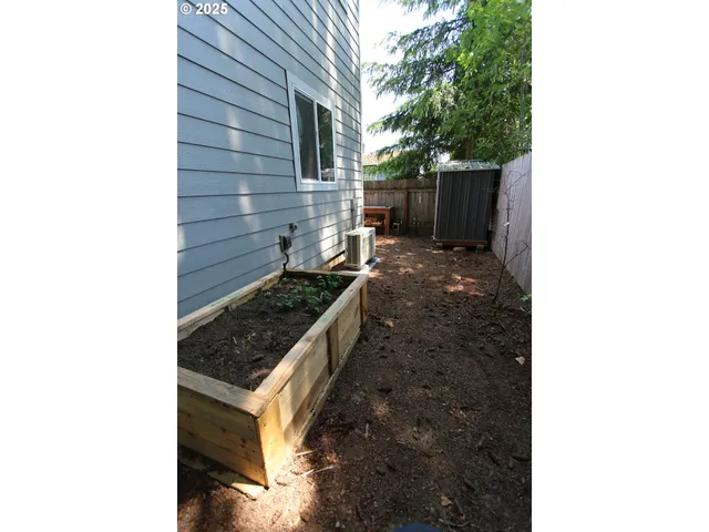 $320,000 | 611 Southeast 142nd Avenue, Unit B, Portland, OR 97233