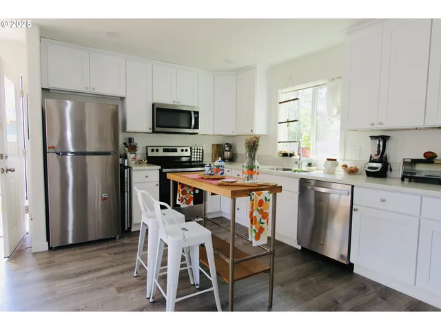 $320,000 | 611 Southeast 142nd Avenue, Unit B, Portland, OR 97233