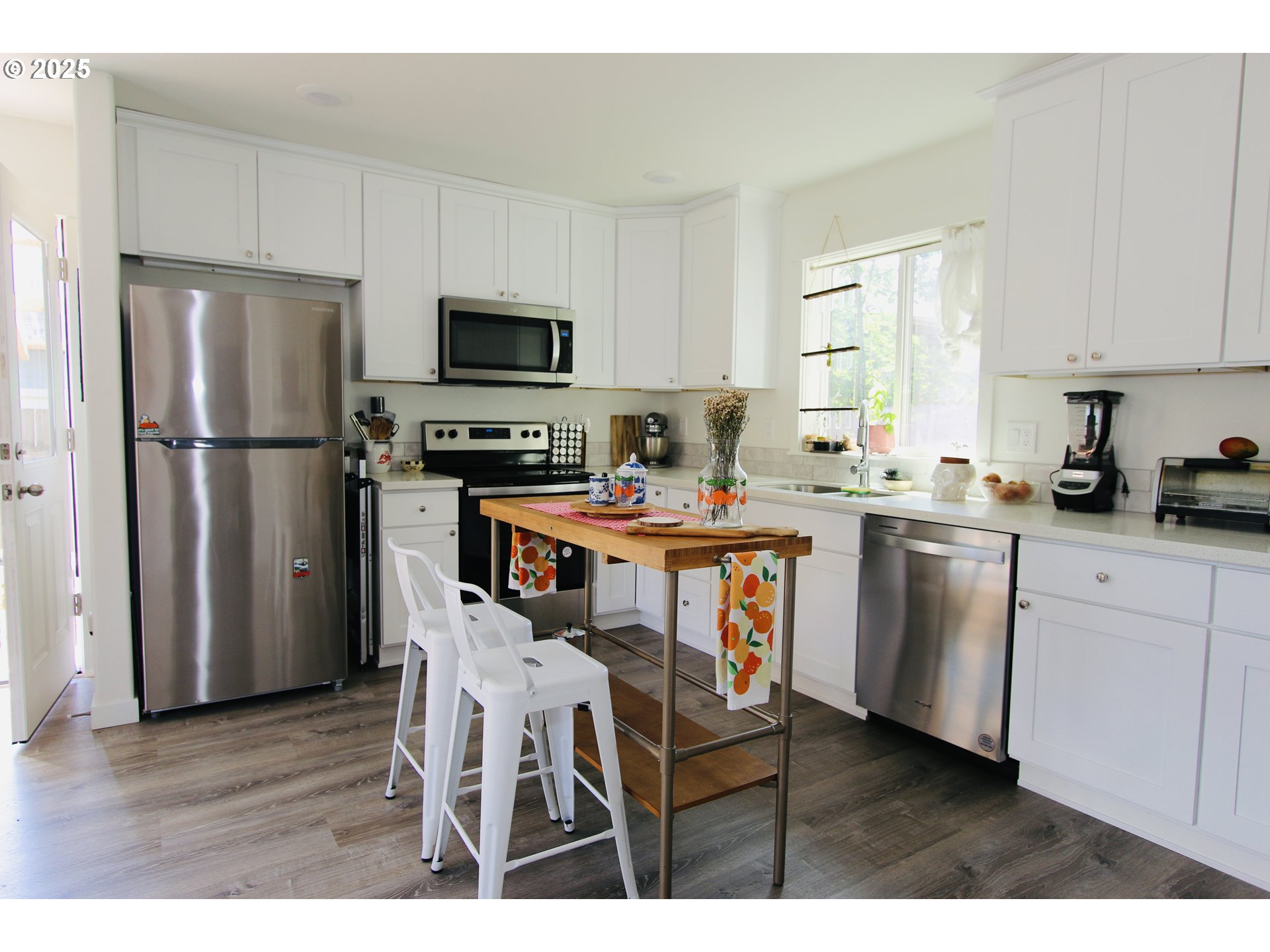 611 Southeast 142nd Avenue, Unit B Portland, OR 97233 - Photo 3 of 14