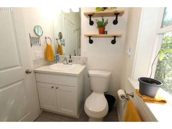 $320,000 | 611 Southeast 142nd Avenue, Unit B, Portland, OR 97233