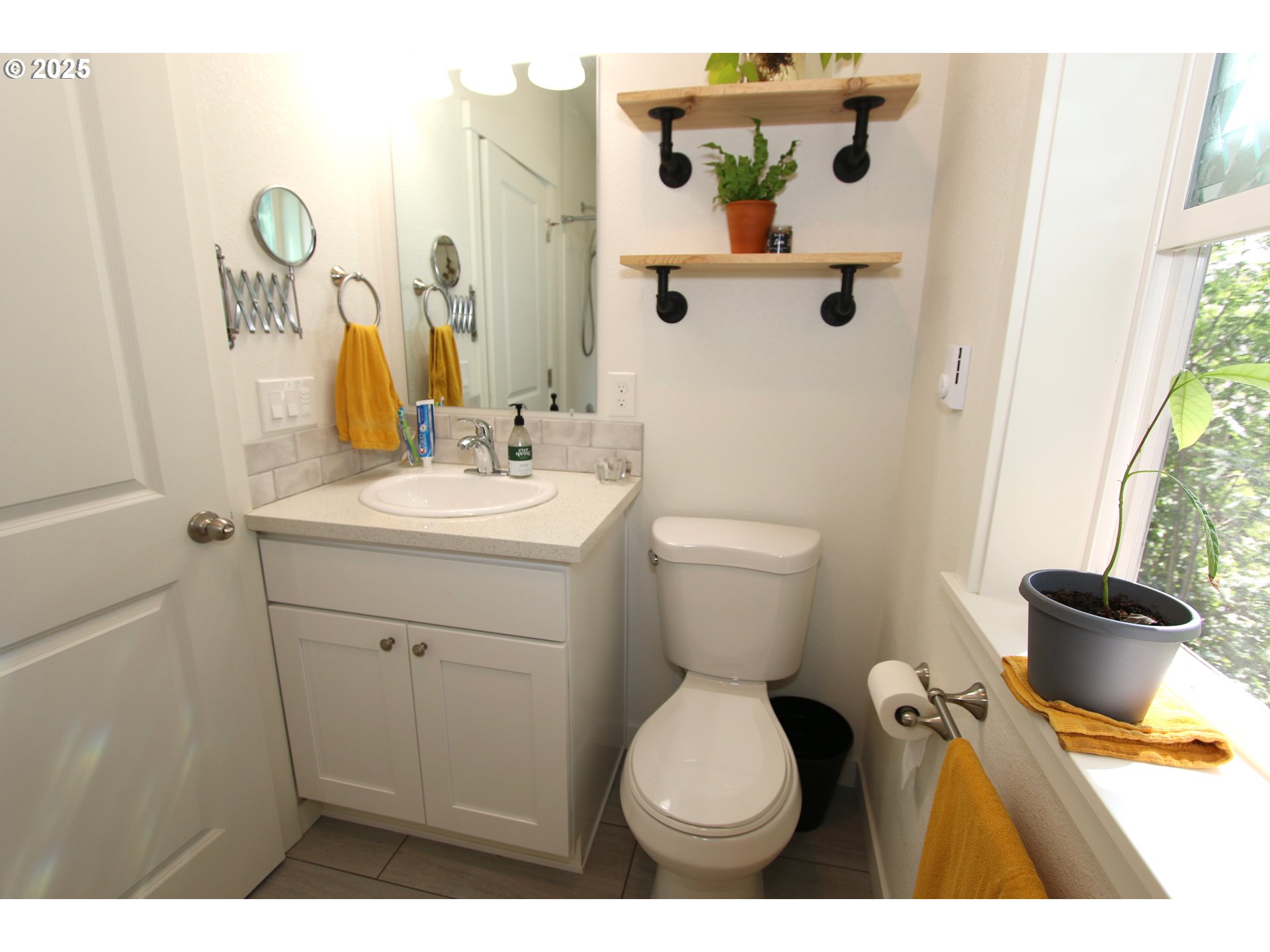 611 Southeast 142nd Avenue, Unit B Portland, OR 97233 - Photo 5 of 14