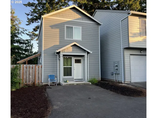$320,000 | 611 Southeast 142nd Avenue, Unit B, Portland, OR 97233