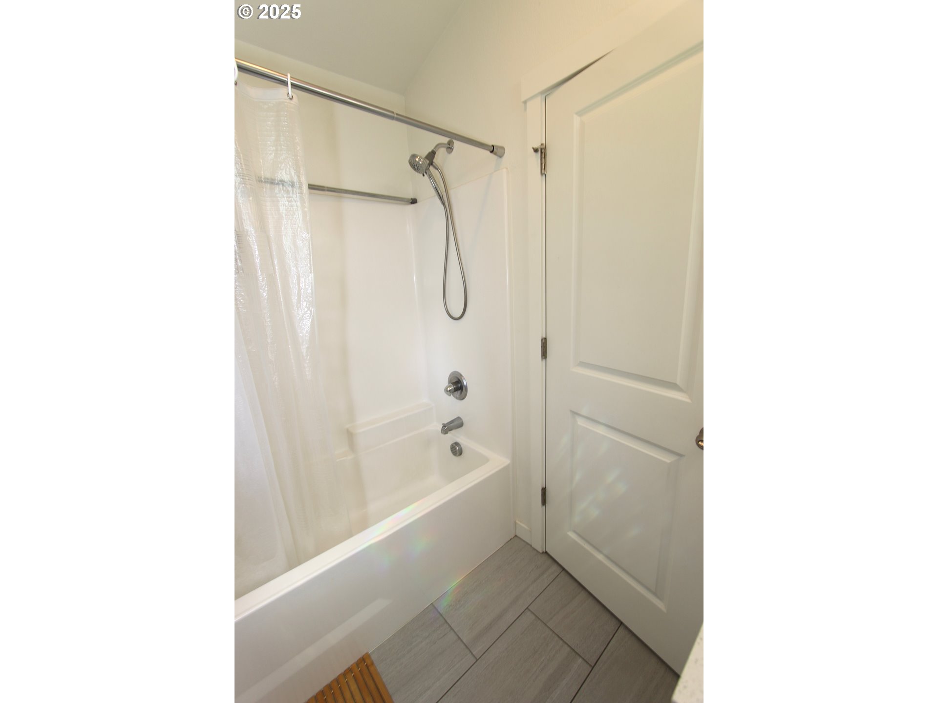 611 Southeast 142nd Avenue, Unit B Portland, OR 97233 - Photo 9 of 14