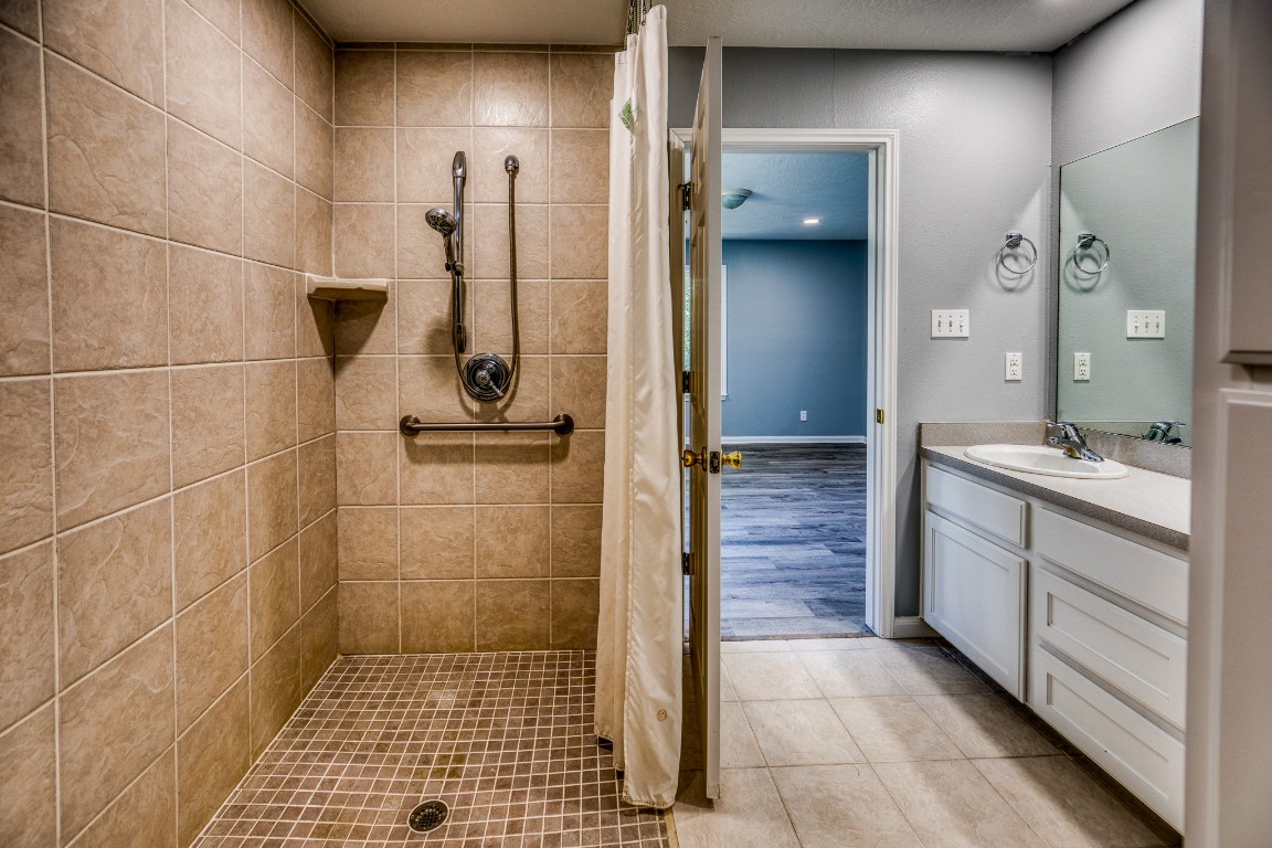 2700 Quarry Road Brenham, TX 77833 - Photo 13 of 35 a bathroom with a shower