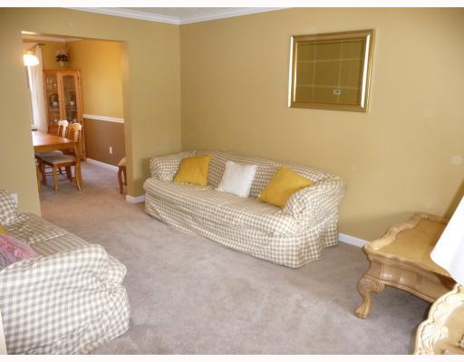 4008 Oak Point Circle McKees Rocks, PA 15136 - Photo 5 of 12 Living Room.