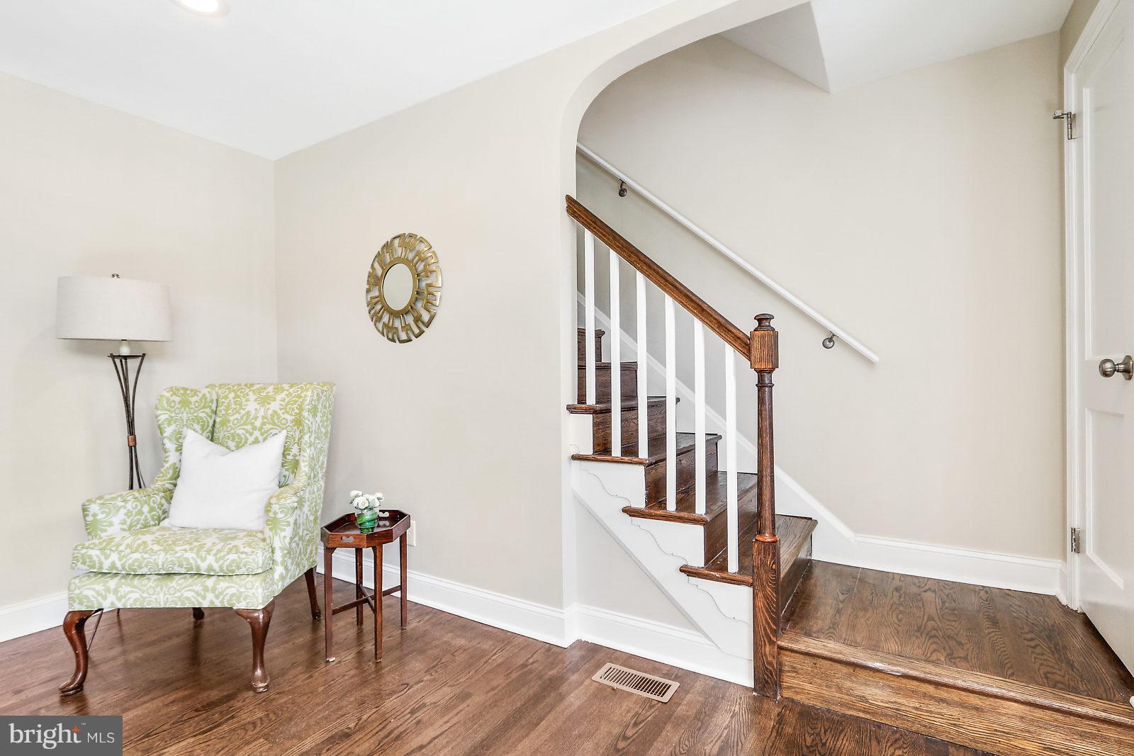 180 Dumbarton Road Baltimore, MD 21212 - Photo 2 of 27 Living Room
