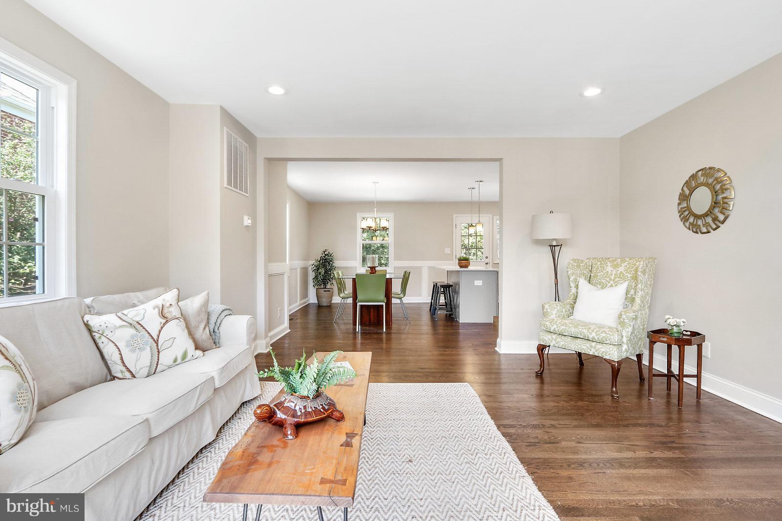 180 Dumbarton Road Baltimore, MD 21212 - Photo 4 of 27 Living Room