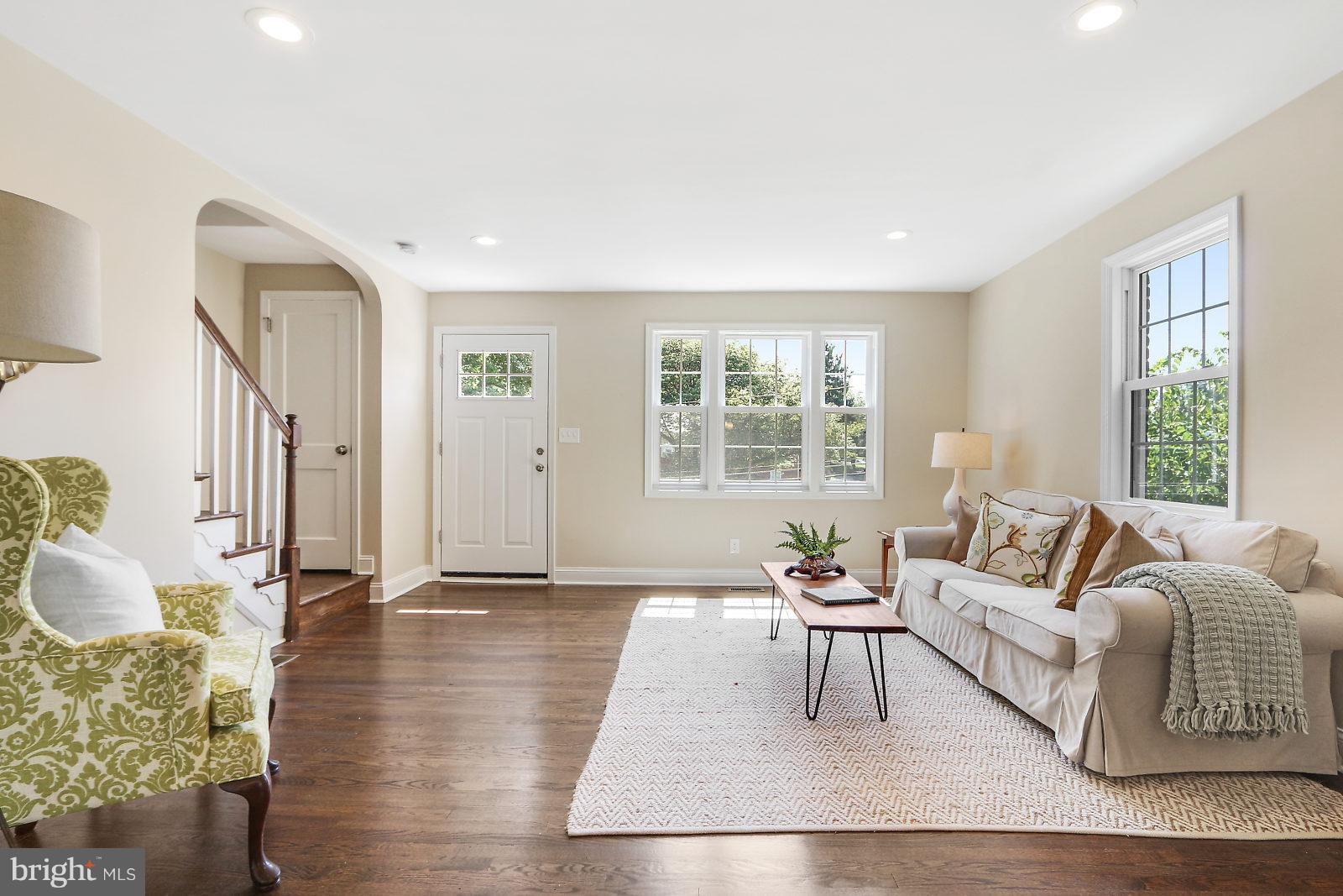 180 Dumbarton Road Baltimore, MD 21212 - Photo 5 of 27 Living Room