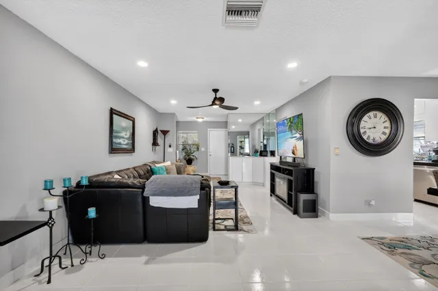 a view of a house with backyard