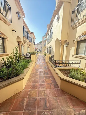 a view of a pathway with a white house