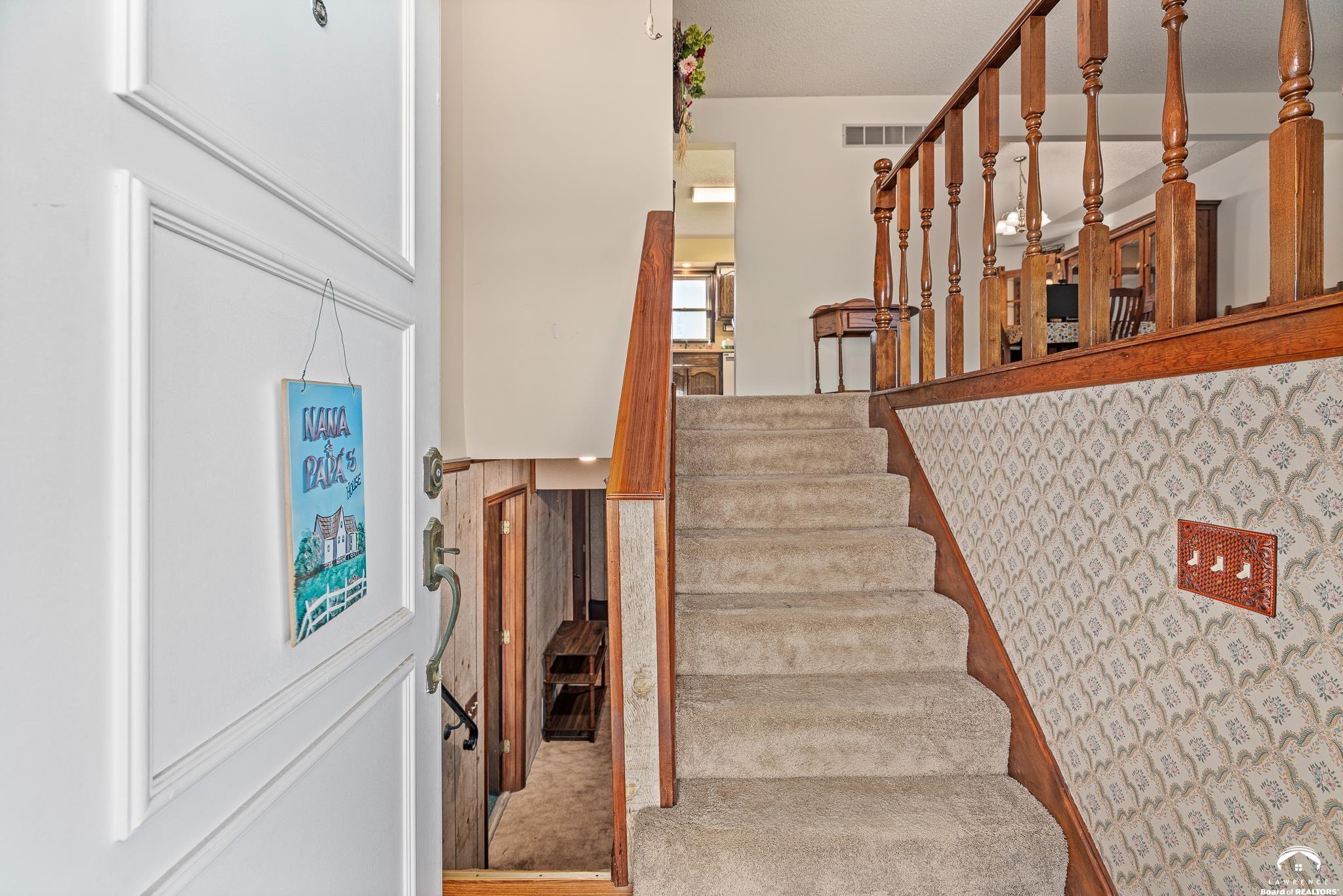 8636 Cedar Niles Road Lenexa, KS 66227 - Photo 3 of 56